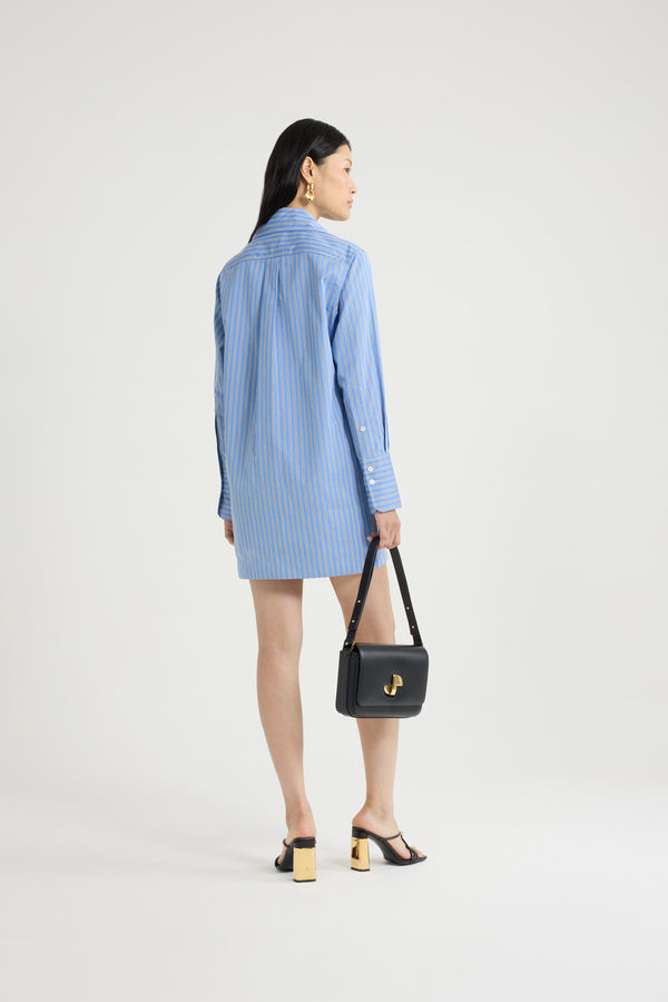 Patou - Vestito camicia mini in popeline di cotone bio stampato - Heritage Blue Stripes - Vestito in popeline di cotone bio blu heritage. Fantasia a righe. Lunghezza mini. Taglio dritto. Colletto largo. Chiusura parziale con bottoni sul davanti. Monogramma JP calligrafia ricamato sul davanti. Tasche a toppa. Polsini abbottonati.