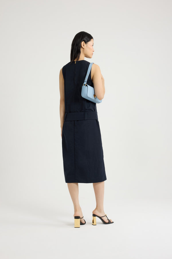 Patou - Midikleid mit Gürtel aus leichtem recyceltem Nylon - Navy Black - Schwarzblaues Kleid aus leichtem recyceltem Nylon. Midi-Länge. Gerade Silhouette. Rundhalskragen mit Reißverschluss hinten. Ärmellos. Breiter Stoffgürtel, der auf den Hüften sitzt. Schlitz auf der Vorderseite. Gefüttert.