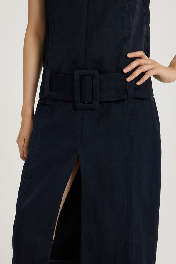 Patou - Midikleid mit Gürtel aus leichtem recyceltem Nylon - Navy Black - Schwarzblaues Kleid aus leichtem recyceltem Nylon. Midi-Länge. Gerade Silhouette. Rundhalskragen mit Reißverschluss hinten. Ärmellos. Breiter Stoffgürtel, der auf den Hüften sitzt. Schlitz auf der Vorderseite. Gefüttert.