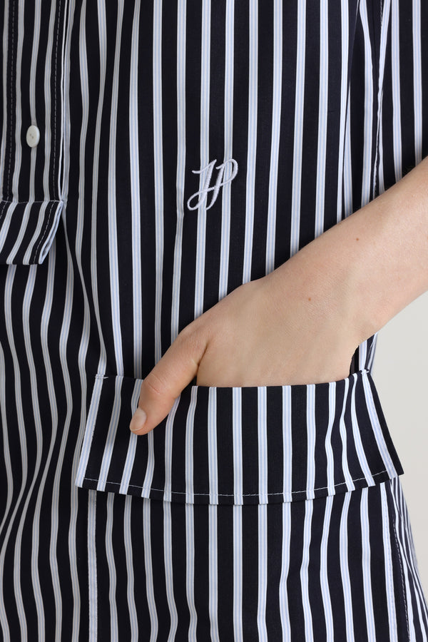 Patou - Mini-Hemdkleid aus bedrucktem Bio-Baumwollpopeline - Navy Stripes - Marineblaues Kleid aus Bio-Baumwollpopeline. Gestreiftes Muster. Minilänge. Gerade Silhouette. Bandkragen. Ärmellos. Teilweise Knopfleiste vorne. Aufgesticktes JP-Monogramm auf der Vorderseite. Pattentaschen.