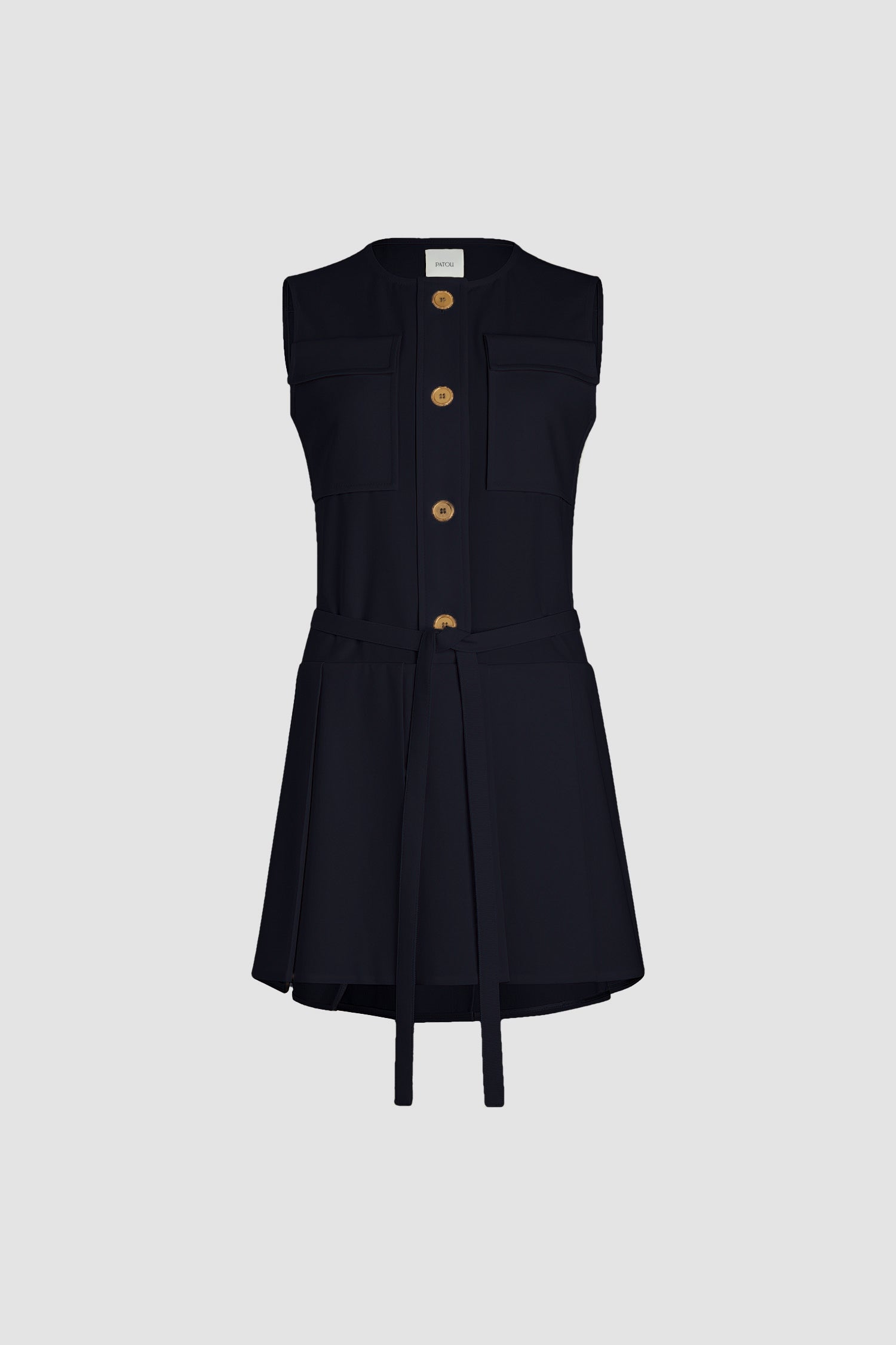 Patou - Mini-Faltenkleid aus nachhaltigem technischem Wolltwill - Navy Black - Schwarzblaues Kleid aus nachhaltigem technischem Wolltwill. Minilänge. Rundhalsausschnitt. Ärmellos. Goldfarbene Knöpfe mit eingraviertem JP-Monogramm vorne. Langer Bindegürtel aus Stoff an der Taille. Rockteil plissiert.