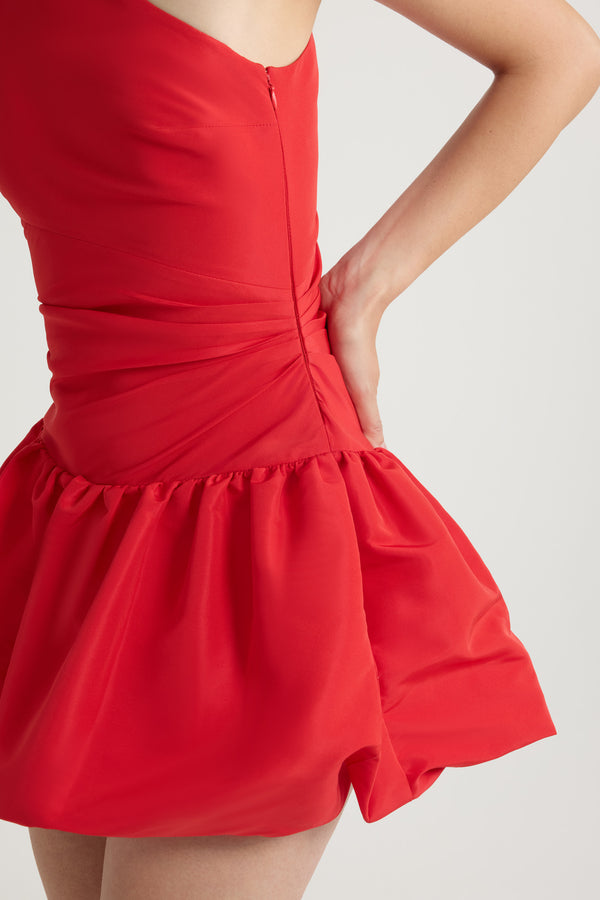 Patou - Robe boule courte asymétrique en ottoman recyclé - Lipstick Red - Robe en ottoman recyclé couleur rouge à lèvres. Modèle court. Silhouette asymétrique. Bustier drapé. Fermeture par zip sur le côté. Jupe boule.