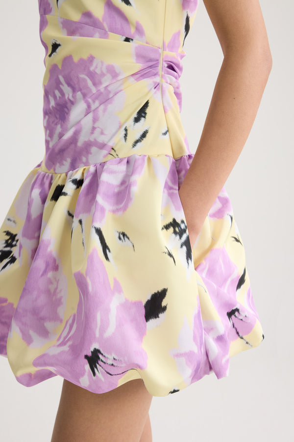 Patou - Robe mini asymétrique en faille recyclée - Peony Garden - Robe mini asymétrique en faille recyclée motif pivoines. Type bloomer, volumineuse.
