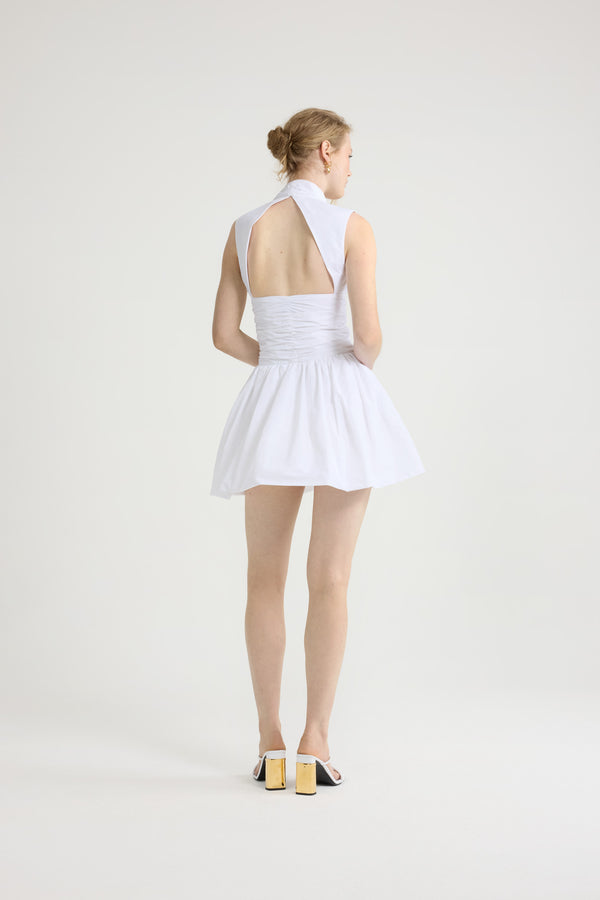 Patou - Robe boule courte dos nu en faille recyclée - White - Robe en faille recyclée blanche. Modèle court. Bustier ajusté avec fronces à la taille. Col V profond. Dos nu. Jupe boule.Cette robe fait partie de la collection Cérémonie créée pour les occasions spéciales.