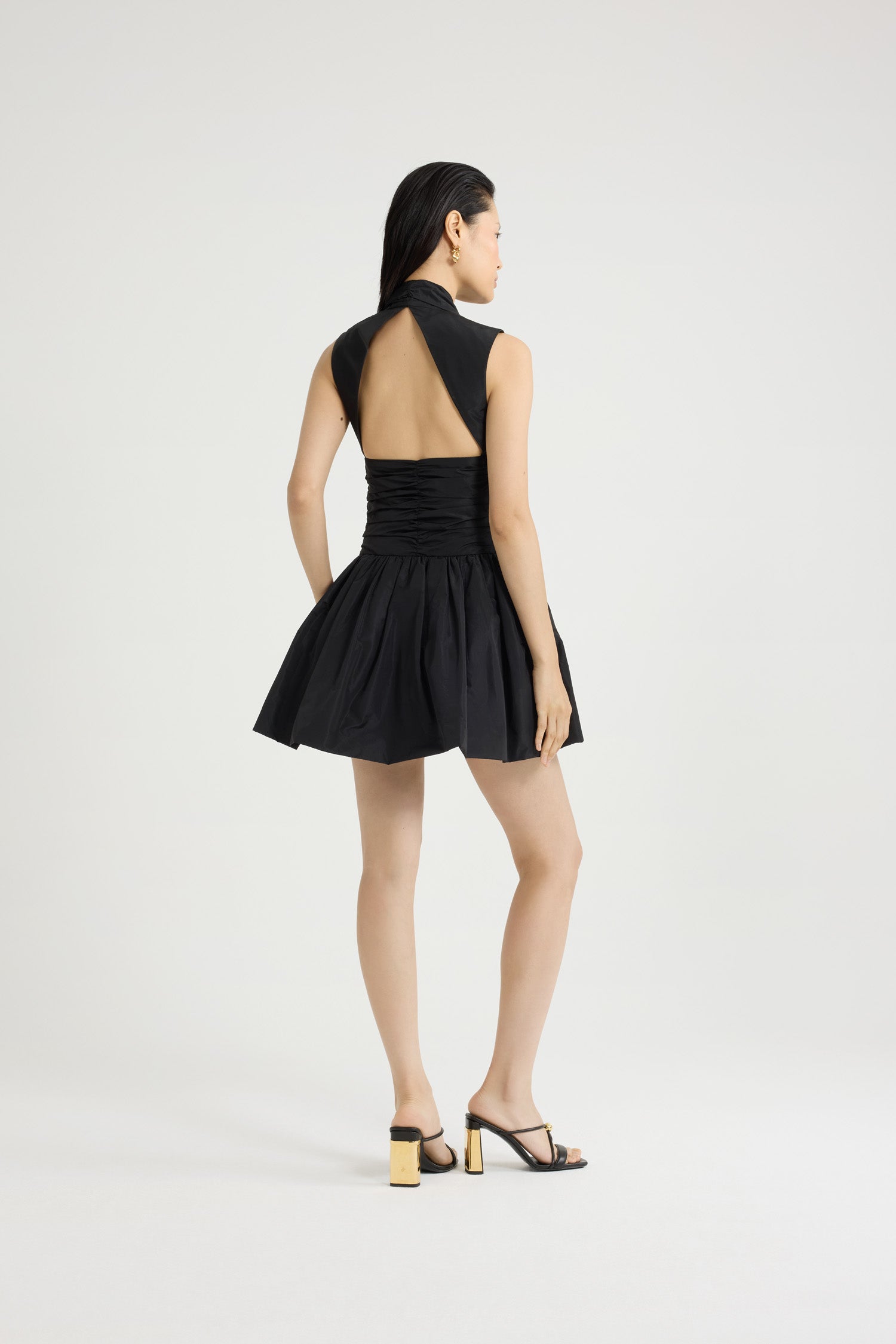 Patou - Robe boule courte dos nu en faille recyclée - Black - Robe en faille recyclée noire. Modèle court. Bustier ajusté avec fronces à la taille. Col V profond. Dos nu. Jupe boule.Cette robe fait partie de la collection Cérémonie créée pour les occasions spéciales.