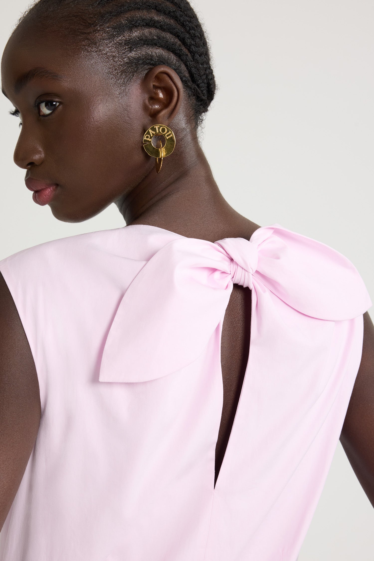 Patou - Robe midi boutonnée en popeline de coton bio - Primrose Pink - Robe en popeline de coton bio rose. Longueur midi. Modèle sans manches. Maxi boutons sur le devant. Dos fendu avec nœud. Ceinture partiellement cachée à nouer à la taille. Poches latérales.