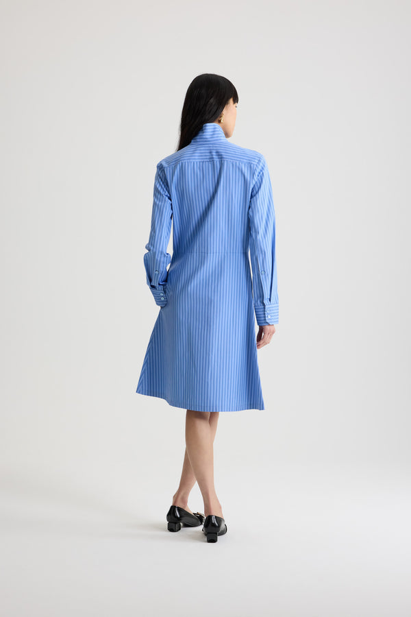 Patou - 오가닉 코튼 포플린 소재 스카프 칼라 셔츠 드레스 - Ice Blue Stripes - 아이스 블루 컬러의 오가닉 코튼 드레스. 스트라이프 패턴. 무릎 길이. 밀착된 핏에서 넓게 퍼지는 플레어 실루엣. 루프 디테일이 돋보이는 앞면의 스카프 칼라. 앞면의 히든 버튼 클로저. 허리 부분의 파투 로고 자수. 버튼 디테일의 커프스. 측면 포켓.
