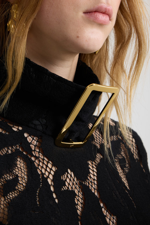 Patou - 오가닉 코튼 혼방 레이스 버클 칼라 미니 드레스 - Black - 블랙 컬러의 오가닉 코튼 혼방 레이스 드레스. 짧은 길이. 밀착된 핏에서 넓게 퍼지는 플레어 실루엣. 앞면에 골드 톤 버클이 장식된 하이넥. 칼라 뒷면의 지퍼 클로저. 버튼 디테일의 커프스. 부분 안감 처리.