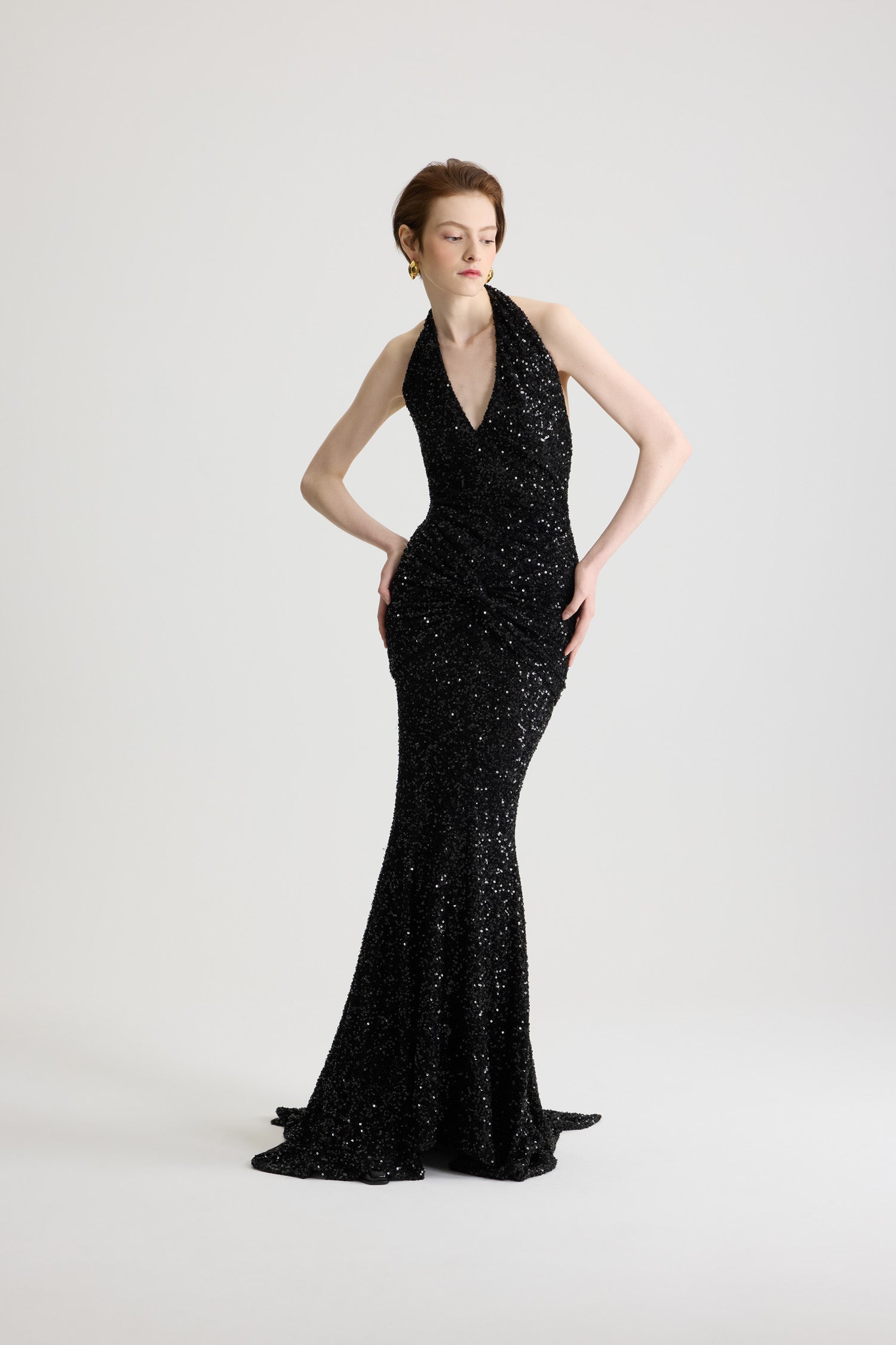 Patou - Vestito maxi con collo all’americana con paillettes - Black - Vestito con paillettes nero. Lunghezza maxi. Silhouette aderente con gonna a sirena. Scollo all’americana con profonda scollatura a V e schiena scoperta. Chiusura con zip sul retro. Modello foderato.