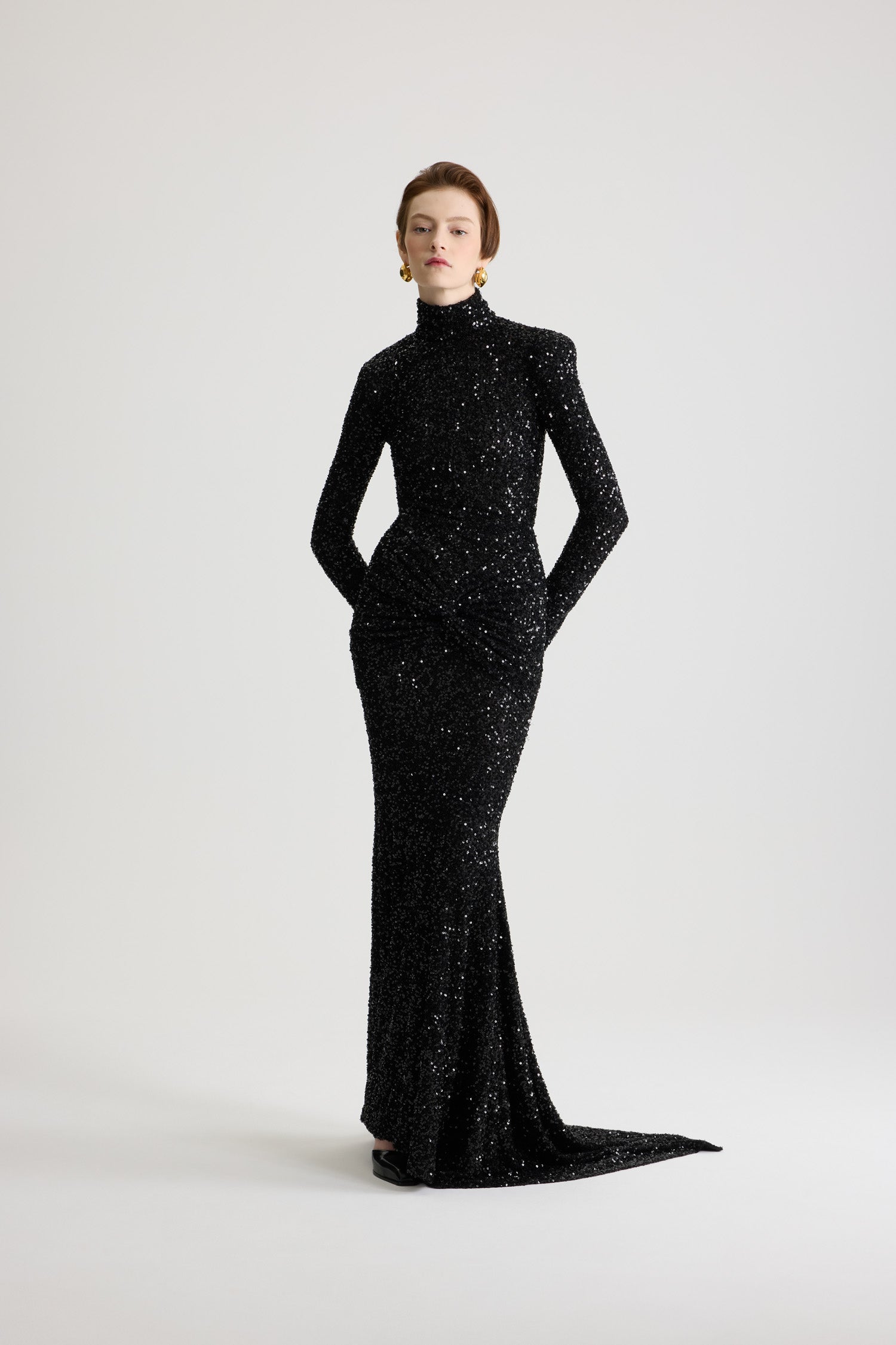 Patou - Vestito maxi con apertura geometrica sulla schiena con paillettes - Black - Vestito con paillettes nero. Lunghezza maxi. Silhouette aderente con gonna a sirena. Collo alto. Apertura geometrica sulla schiena. Chiusura con zip sul retro.
