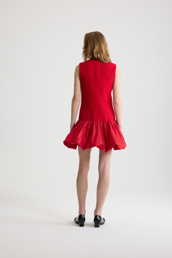 Patou - 지속 가능한 울 혼방 트위드 및 파유 소재 러플 헴 드레스 - Scarlet Red - 스칼렛 레드 컬러의 지속 가능한 울 혼방 트위드 드레스. 짧은 길이. 라운드 넥. 뒷면의 지퍼 여밈. 폴리에스테르 파유 버블 밑단. 안감 처리.