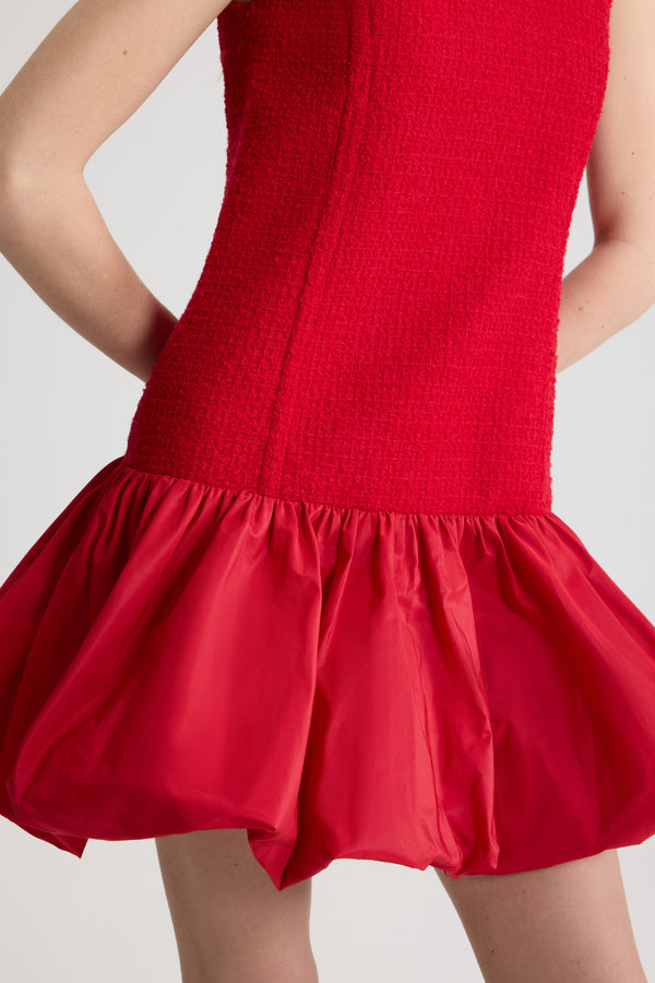 Patou - 지속 가능한 울 혼방 트위드 및 파유 소재 러플 헴 드레스 - Scarlet Red - 스칼렛 레드 컬러의 지속 가능한 울 혼방 트위드 드레스. 짧은 길이. 라운드 넥. 뒷면의 지퍼 여밈. 폴리에스테르 파유 버블 밑단. 안감 처리.