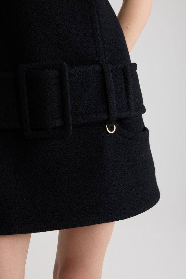 Patou - 보일드 울 소재 벨트 미니 드레스 - Black - 블랙 컬러의 보일드 버진 울 드레스. 짧은 길이. 라운드 넥. 뒷면의 골드 톤 지퍼 클로저. 힙 부분에 스퀘어 버클 및 골드 톤 D 링 디테일의 와이드 패브릭 벨트. 안감 처리.