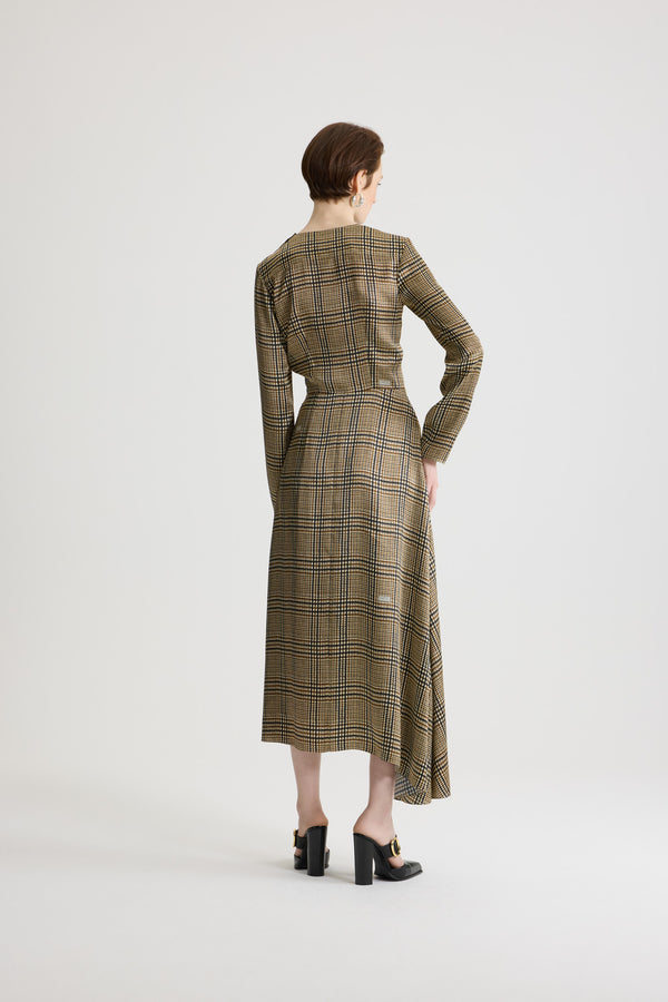 Patou - 프린트 장식 오가닉 실크 소재 비대칭 미디 드레스 - Prince Of Wales Print - 오가닉 실크 새틴 드레스. 프린스 오브 웨일스 패턴. 미디 길이. 한쪽 측면에 드레이프가 있는 비대칭 실루엣. 라운드 넥. 숄더의 실버 톤 JP 모노그램 인그레이빙 버튼. 여러 개의 파투 로고 라벨 프린트.