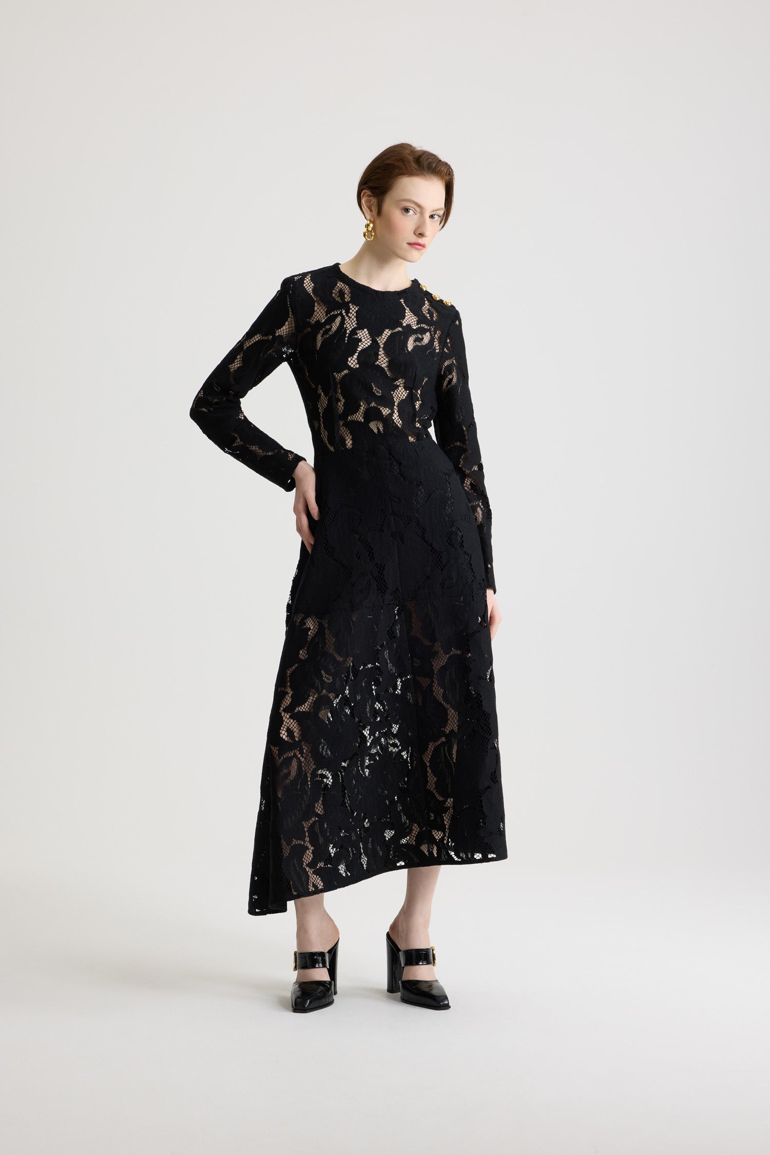 Patou - Asymmetrisches Midikleid aus Bio-Baumwollmix-Spitze - Black - Bio-Baumwollmix-Spitze in Schwarz. Midi-Länge. Asymmetrische Form mit Drapierung auf einer Seite. Rundhalsausschnitt. Goldfarbene halbkugelförmige Knöpfe mit JP-Monogrammgravur an der Schulter. Seitentaschen. Teilweise gefüttert.