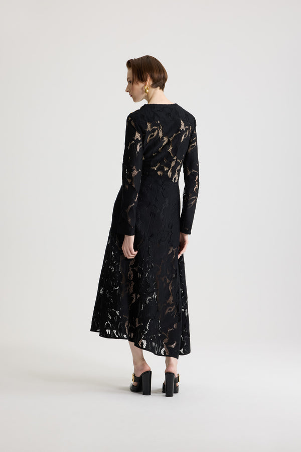 Patou - オーガニックコットンブレンド レース アシンメトリーミディドレス - Black - ブラックのオーガニックコットン混紡レース。ミディ丈。片側にドレープ付きのアシンメトリーなシルエット。ラウンドネック。ショルダーにゴールドトーンの半球型JPモノグラム刻印入りボタン。サイドにポケット。部分的に裏地付き。