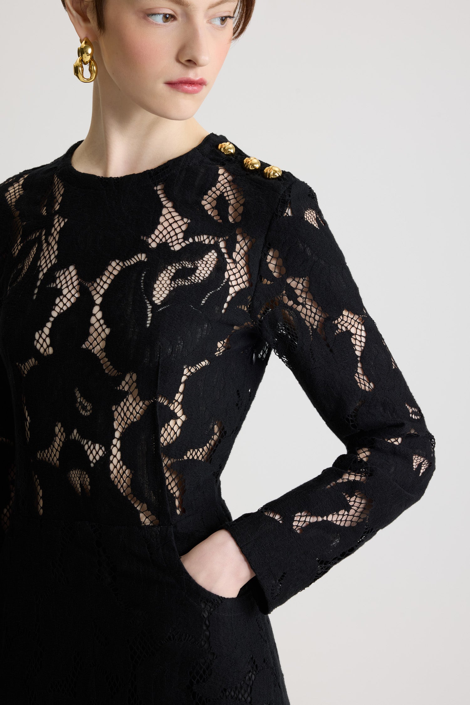 Patou - Asymmetrisches Midikleid aus Bio-Baumwollmix-Spitze - Black - Bio-Baumwollmix-Spitze in Schwarz. Midi-Länge. Asymmetrische Form mit Drapierung auf einer Seite. Rundhalsausschnitt. Goldfarbene halbkugelförmige Knöpfe mit JP-Monogrammgravur an der Schulter. Seitentaschen. Teilweise gefüttert.