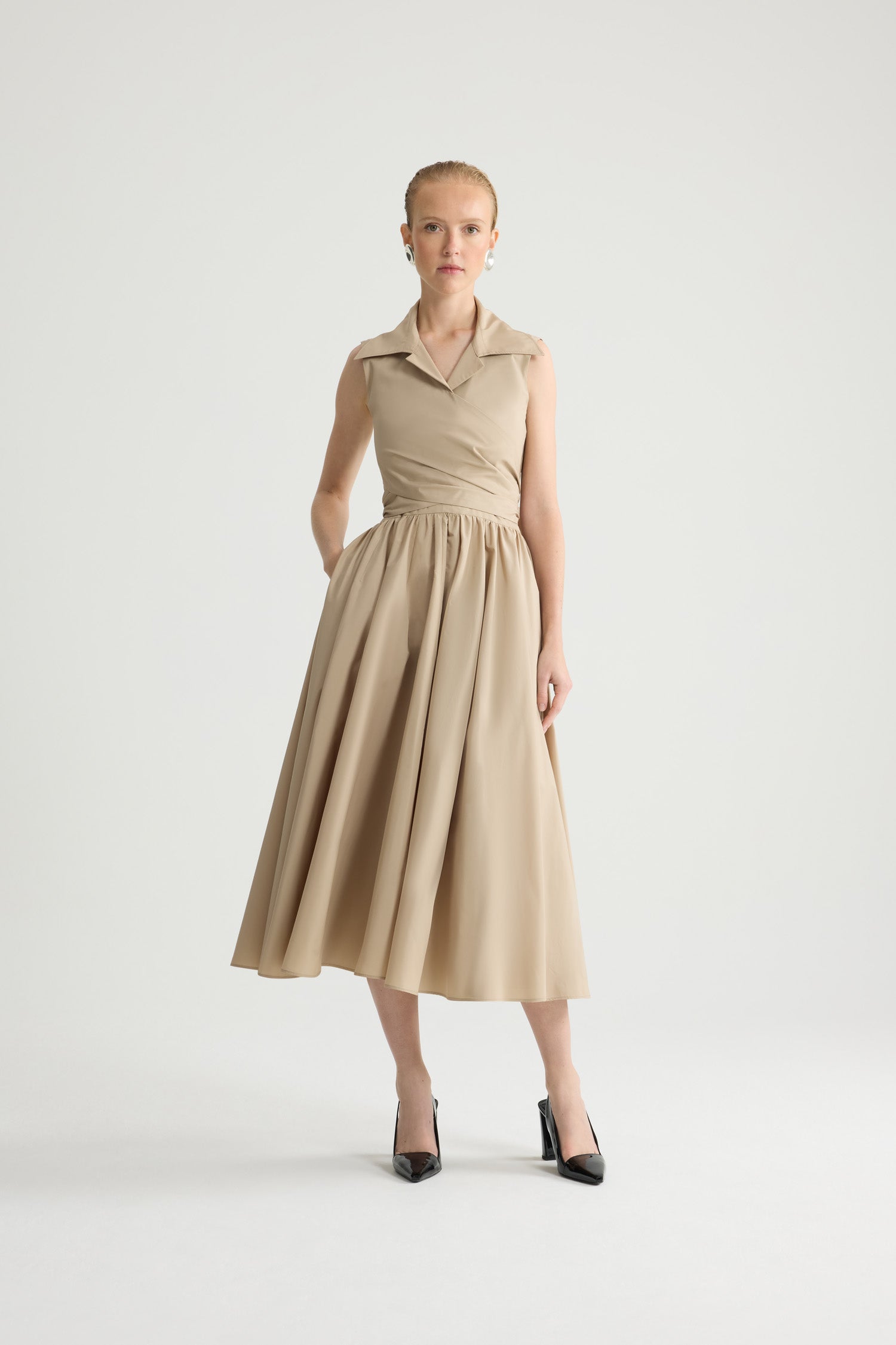 Patou - Drapierter Midi-Kleid aus recyceltem Faille - Dune - Sandfarbenes drapiertes Midi-Kleid aus recyceltem Faille. Hemdkragen. Knotendetail an der Taille.