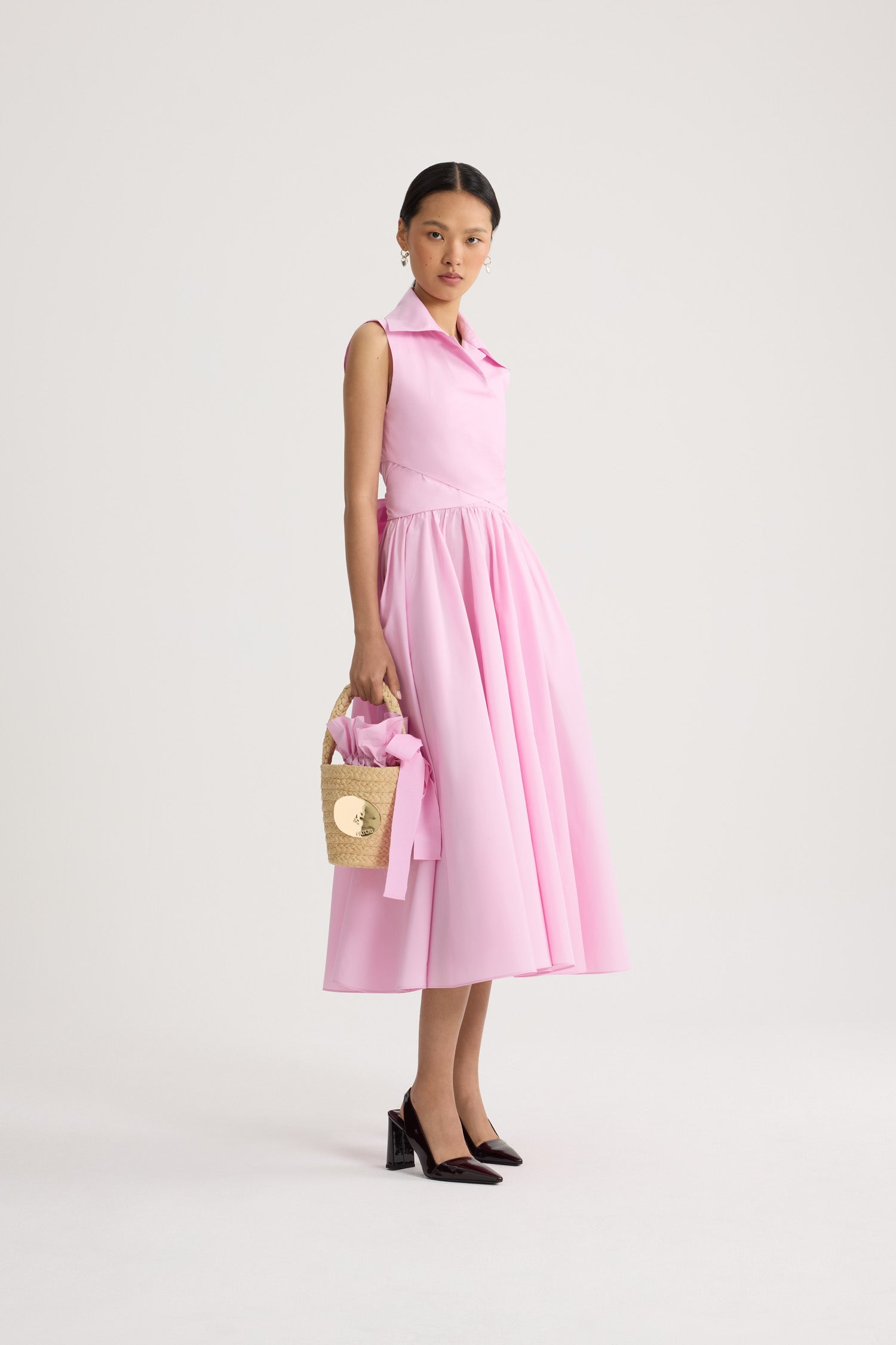 Patou - Abito midi drappeggiato in faille riciclata - Primrose Pink - Abito midi drappeggiato rosa pallido in faille riciclata. Colletto a camicia. Dettaglio annodato in vita.