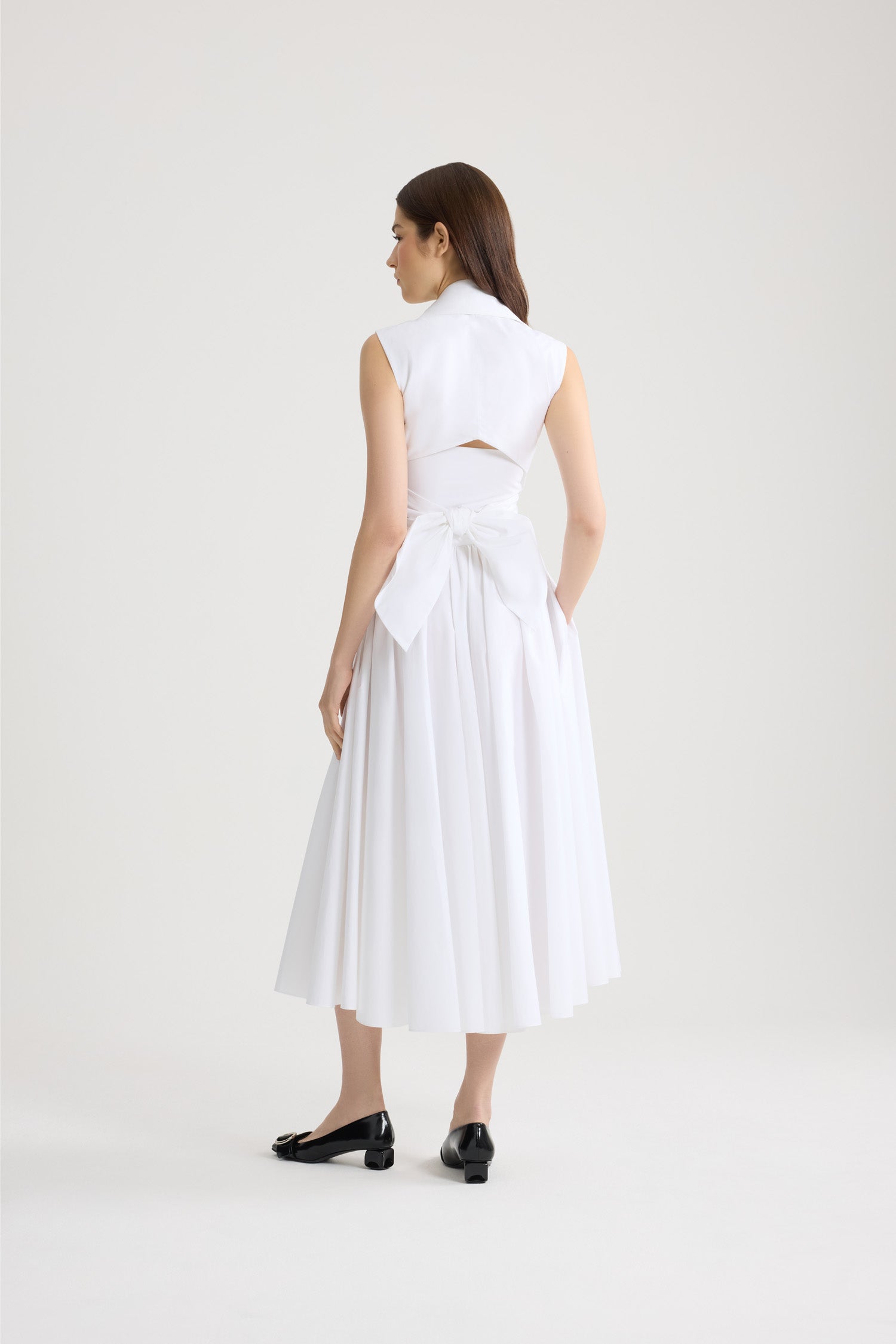 Patou - オーガニックコットン ドレープ ミディドレス - White - ホワイトカラーのオーガニックコットン製 ドレープ入りミディドレス。シャツカラー。ウエストにノットディテール。