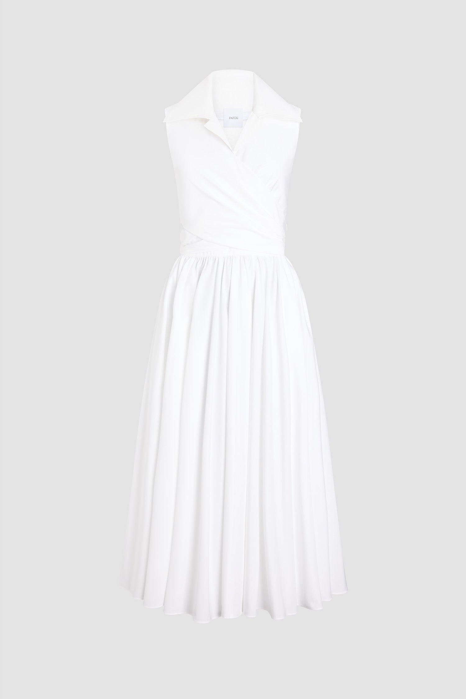 Patou - オーガニックコットン ドレープ ミディドレス - White - ホワイトカラーのオーガニックコットン製 ドレープ入りミディドレス。シャツカラー。ウエストにノットディテール。