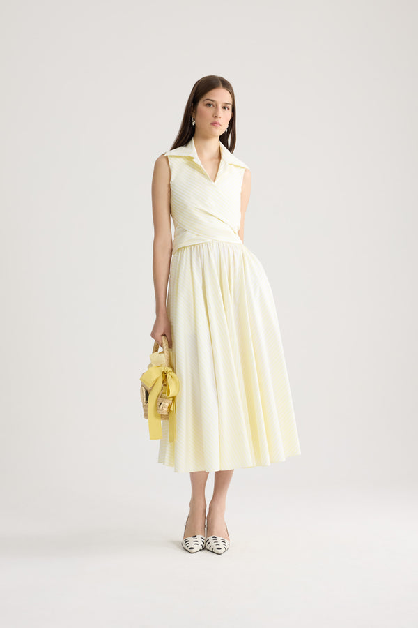 Patou - Drapierter Midi-Kleid aus Bio-Baumwolle - Lemonade Stripes - Drapierter Midi-Kleid mit gelben und weißen Streifen. Hemdkragen. Knotendetail an der Taille.
