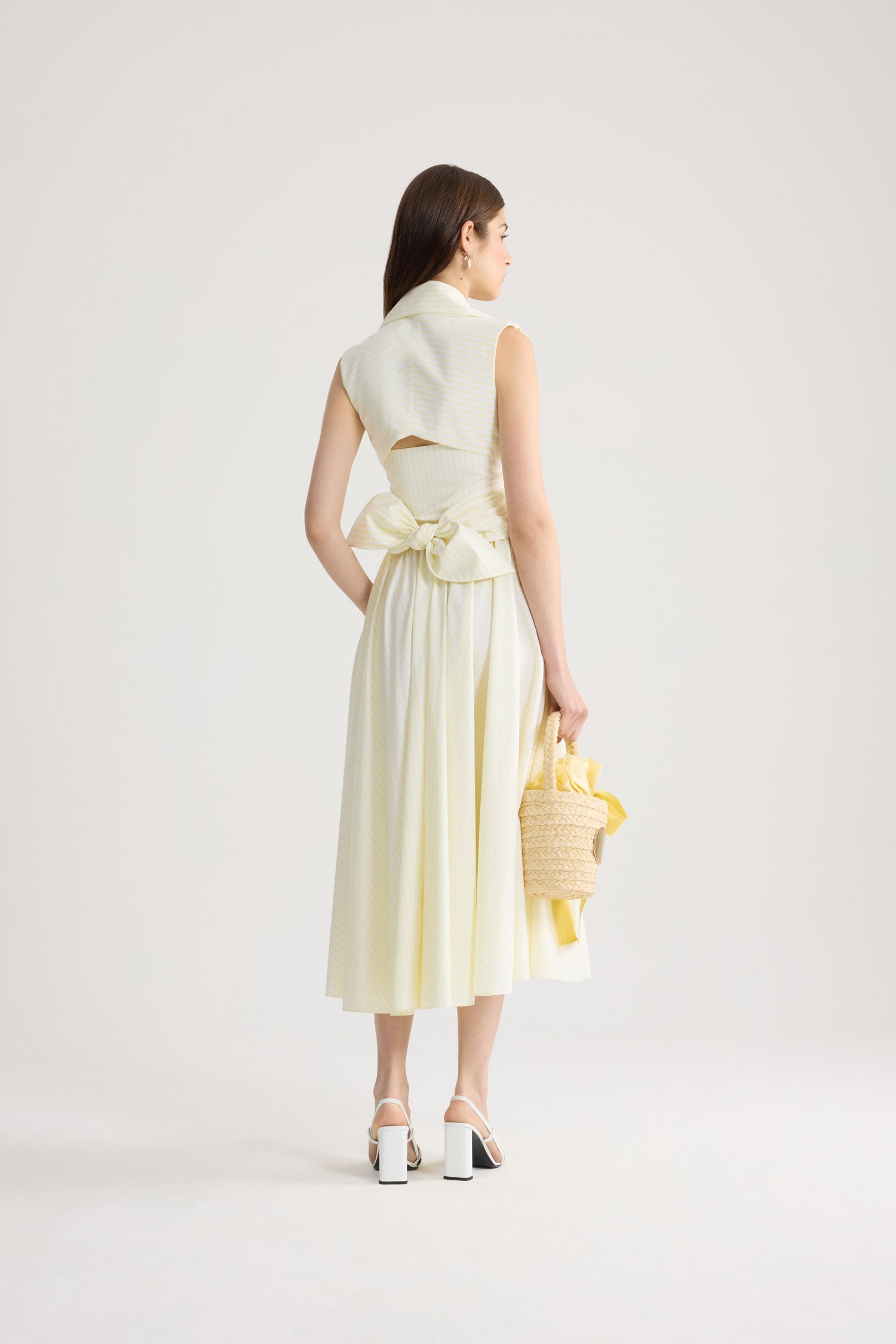 Patou - オーガニックコットン ドレープ ミディドレス - Lemonade Stripes - イエロー＆ホワイトカラーのストライプ入り ドレプミディドレス。シャツカラー。ウエストにノットディテール。