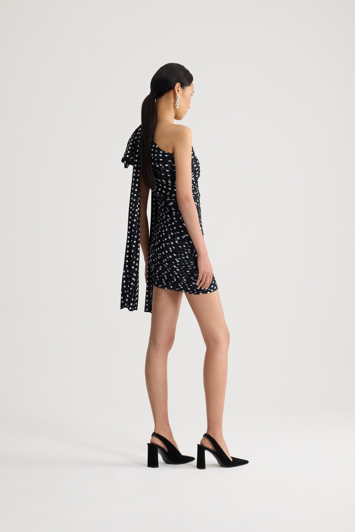 Patou - Robe Asymétrique Drapée en Nylon Recyclé - Night Blue Polka Dots - Robe courte à pois noirs et blancs. Matière en nylon recyclé. Coupe asymétrique. Manches longues.