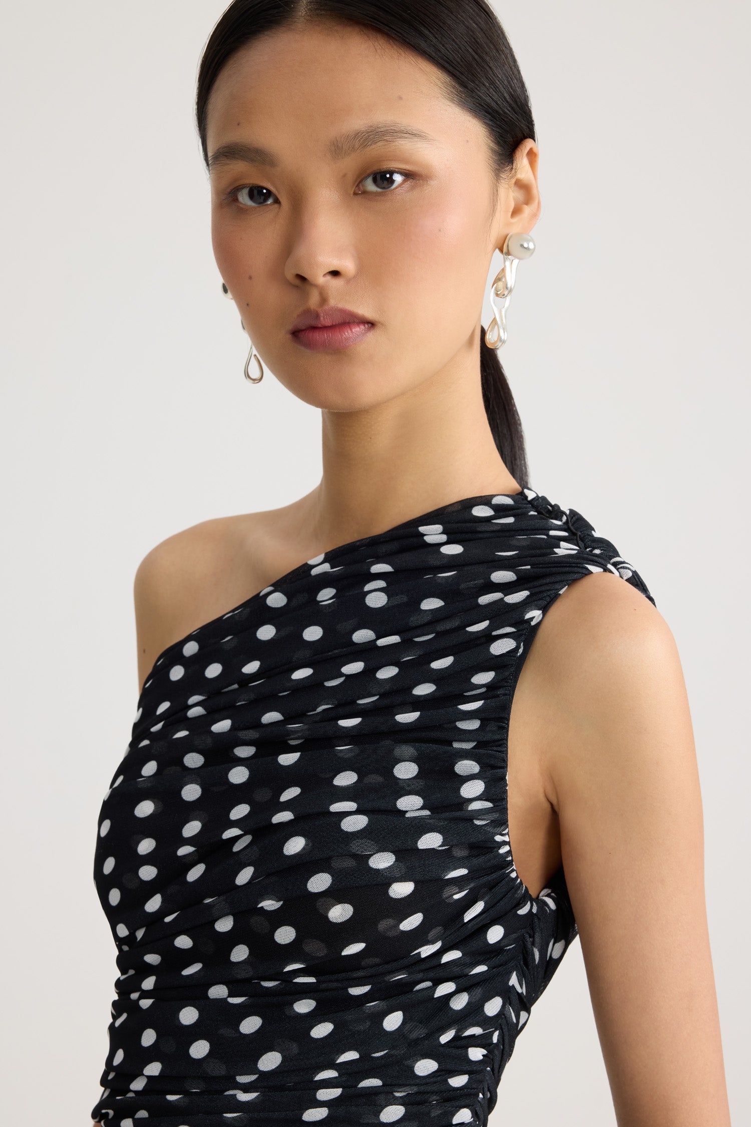 Patou - Robe Asymétrique Drapée en Nylon Recyclé - Night Blue Polka Dots - Robe courte à pois noirs et blancs. Matière en nylon recyclé. Coupe asymétrique. Manches longues.