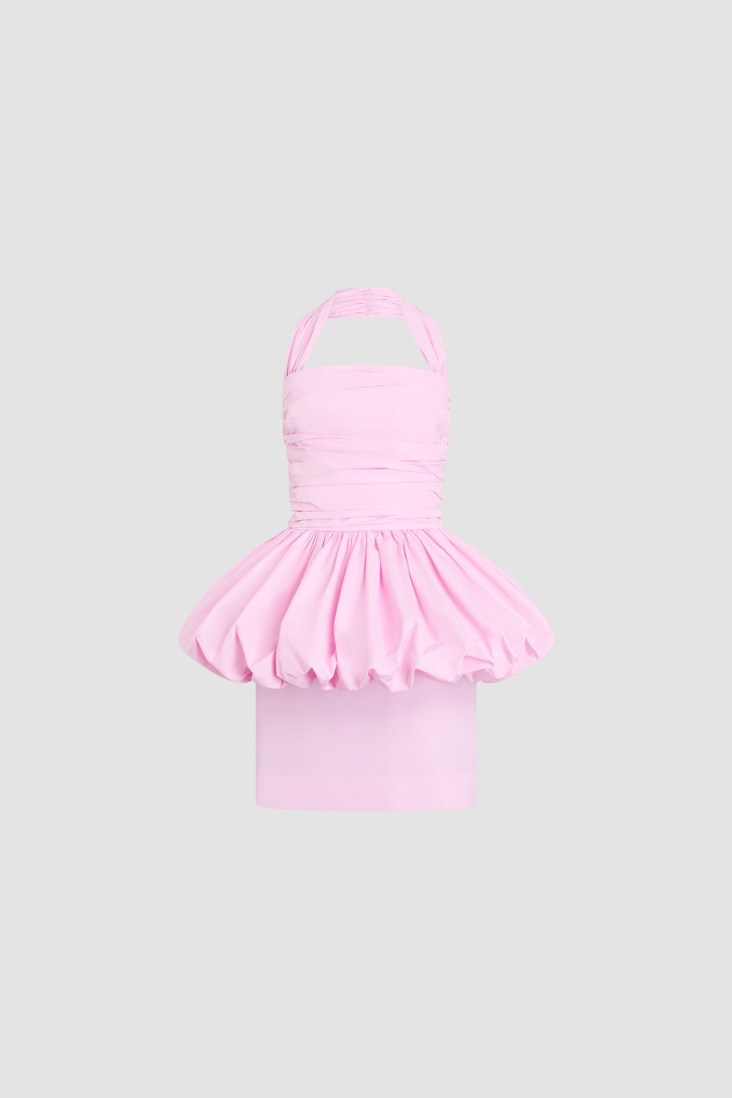 Patou - Robe mini bloomer à encolure dos-nu en faille recyclée - Primrose Pink - Robe mini bloomer à encolure dos-nu rose pâle. Nœud oversize à l&amp;#39;arrière.