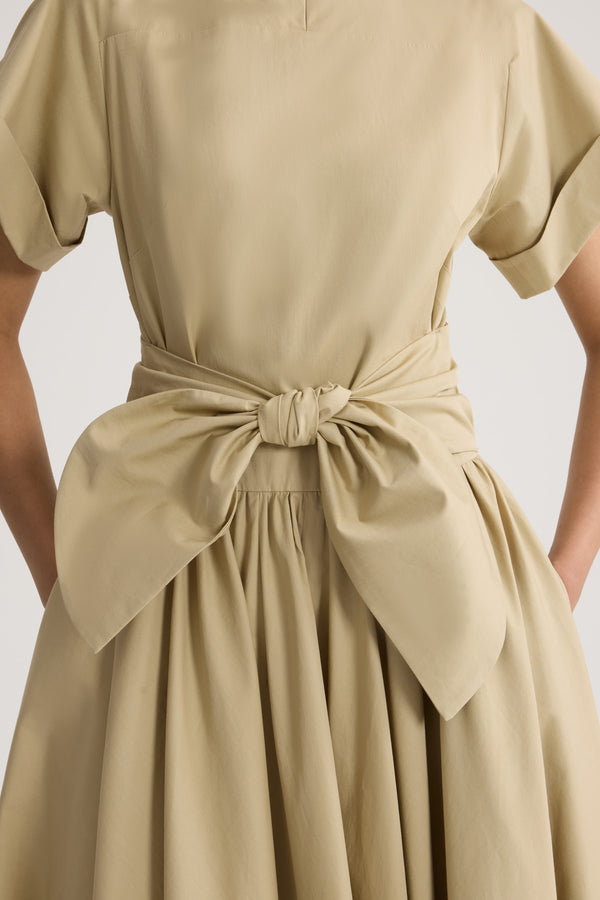 Patou - Knotted Organic Cotton Short-Sleeved Midi Dress - Safari Sand - Sand-colored knotted short-sleeved midi dress in organic cotton. Stand-up collar. Knot detail at the waist.