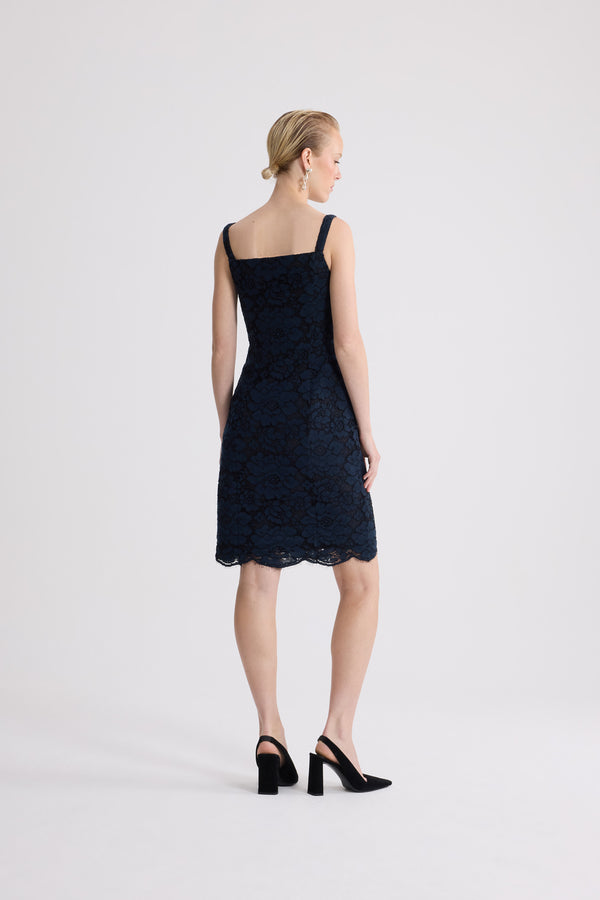 Patou - Abito midi a tubino in misto cotone eco-responsabile - Deep Sea Blue - Abito midi a tubino blu navy. Pizzo. Spalline sottili.