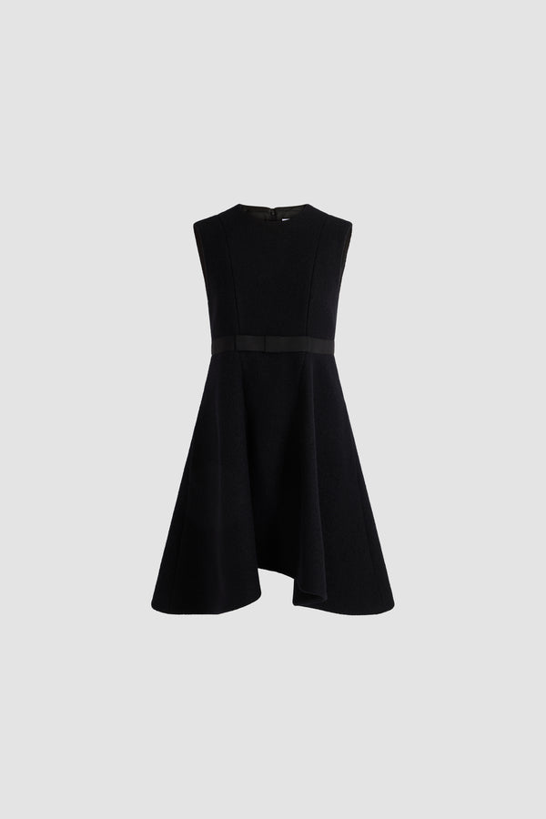 Patou - Midikleid mit Gürtel aus Wolle - Black - Schwarzes Midikleid aus Wolle. Ärmellos. Taillengürtel. Runder Ausschnitt. Asymmetrischer Rock. Ausgestelltes Volumen.