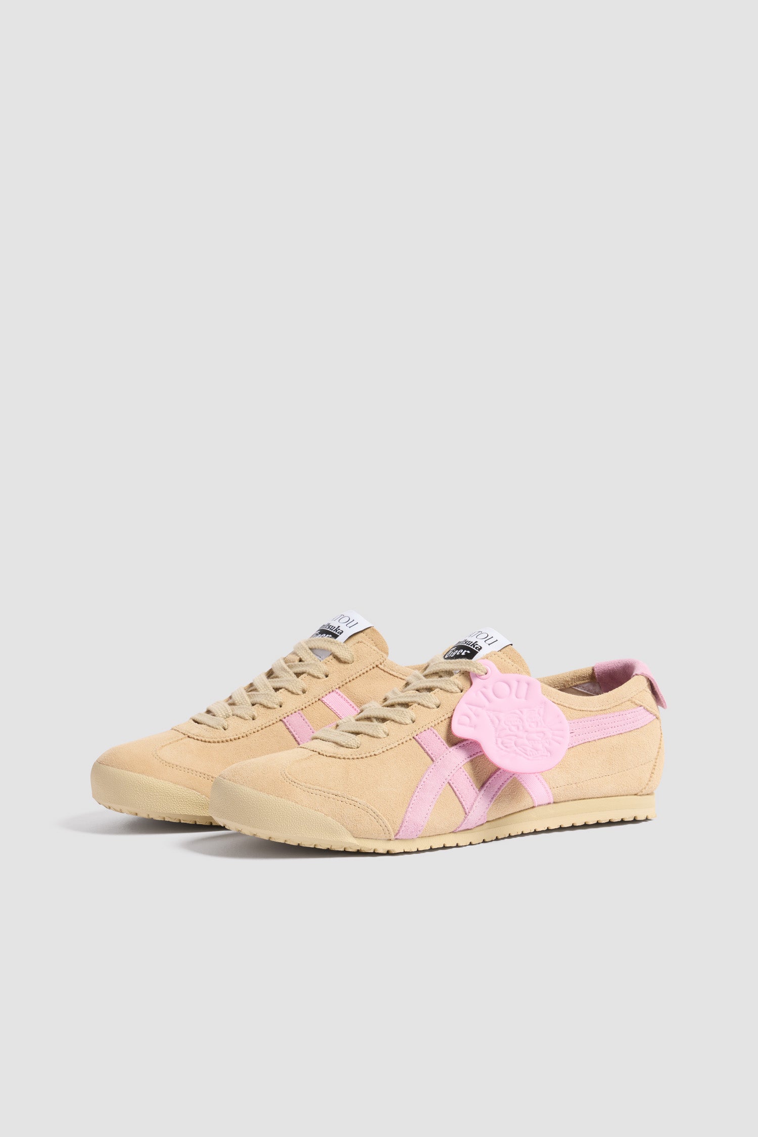 Patou - Sneaker Mexico 66 Patou x Onitsuka Tiger in camoscio - Beige - Sneaker in camoscio beige. Modello Mexico 66 iconico rilavorato per una collaborazione speciale con Onitsuka Tiger. Strisce signature in camoscio e grosgrain a contrasto. Etichetta in pelle a contrasto con logo Patou e simbolo Tiger. Loghi Patou e Tiger sulla linguetta e sul tallone. Chiusura con lacci. Suola in gomma.