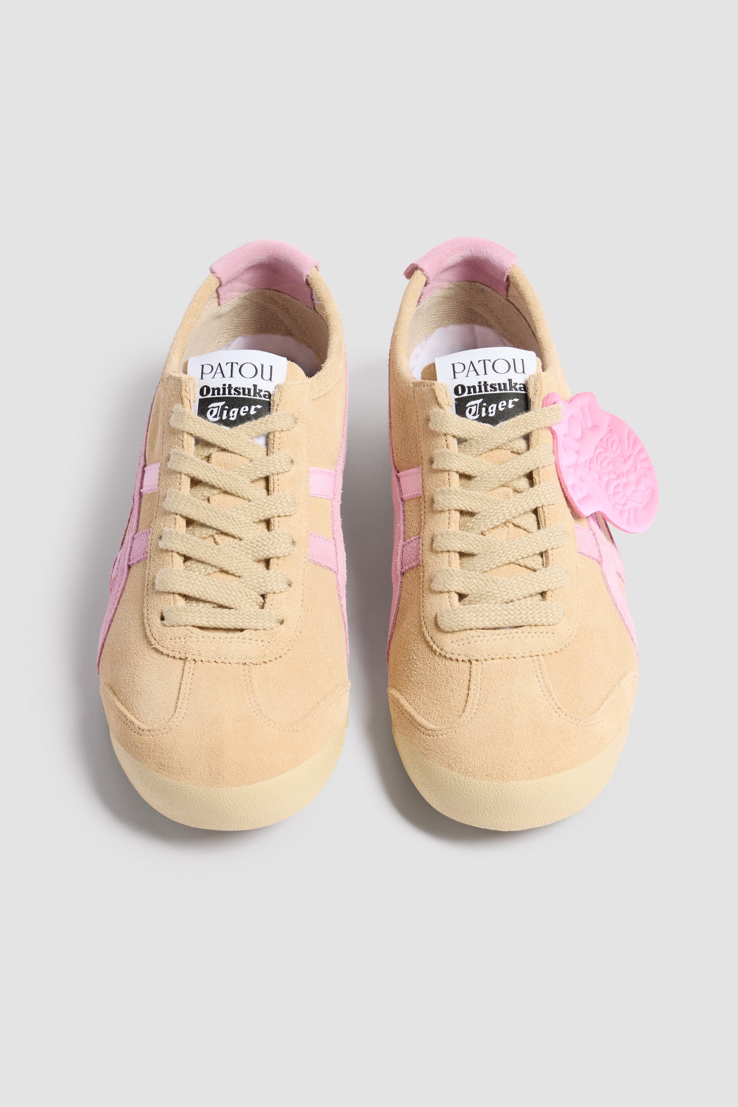 Patou - Sneaker Mexico 66 Patou x Onitsuka Tiger in camoscio - Beige - Sneaker in camoscio beige. Modello Mexico 66 iconico rilavorato per una collaborazione speciale con Onitsuka Tiger. Strisce signature in camoscio e grosgrain a contrasto. Etichetta in pelle a contrasto con logo Patou e simbolo Tiger. Loghi Patou e Tiger sulla linguetta e sul tallone. Chiusura con lacci. Suola in gomma.