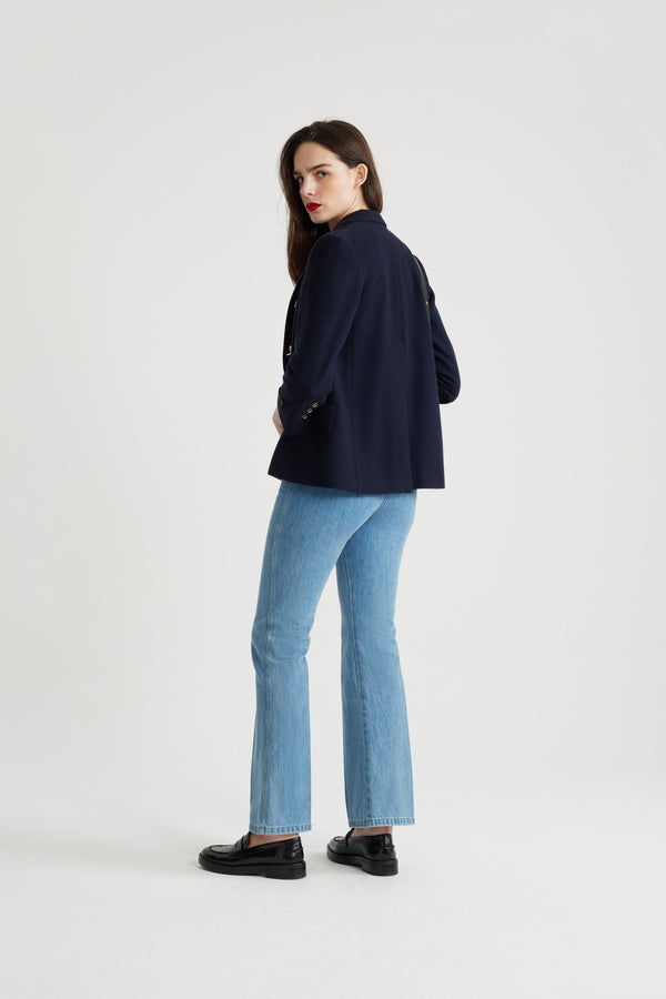 Patou - Giacca doppiopetto con bottoni dorati - Navy - Un classico sartoriale con un tocco d'oro.Giacca doppiopetto in flanella di lana e cachemire blu scuro. Bottoni dorati incisi Patou. Fodera in twill, costruzione morbida e comoda. Due tasche con pattine sul fronte, tasca interna. Etichetta Patou in stile sartoria sulla manica.Spacco posteriore con chiusura a bottone.