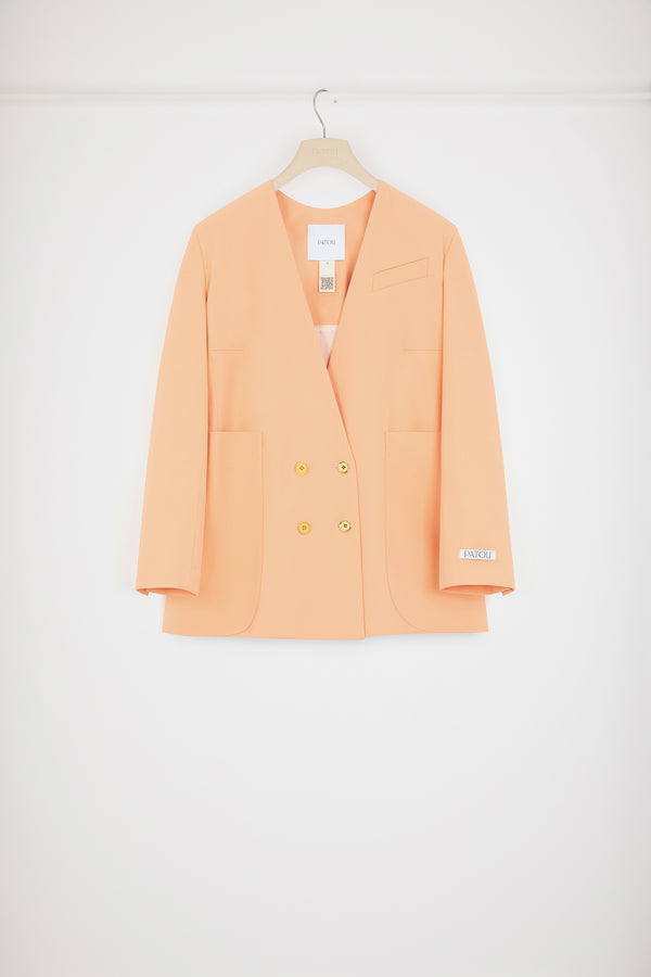 Patou - 테크니컬 울 칼라리스 더블 브레스티드 재킷 - Light orange - 칼라가 없는 혁신적인 재킷 디자인.라이트 오렌지 컬러의 테크니컬 울 트윌 소재. 더블 브레스티드 실루엣. 칼라리스 디자인. 앞면과 커프스의 JP 골드 톤 인그레이빙 버튼. 가슴 부분의 슬릿 포켓, 오버사이즈 패치 포켓 2개. 왼쪽 슬리브의 Patou 라벨. 안감 처리.