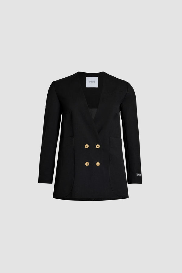 Patou - Kragenlose doppelreihige Jacke aus technischer Wolle - Black - Jacke aus technischer Wollserge in Schwarz. Zweireihig geknöpft. Kragenloses Design. Goldfarbene Knöpfe mit JP-Gravur vorne und an den Ärmelabschlüssen. Einschubtaschen an der Brust, zwei überdimensionale aufgesetzte Taschen. Patou-Aufnäher auf dem linken Ärmel. Vollständig gefüttert.