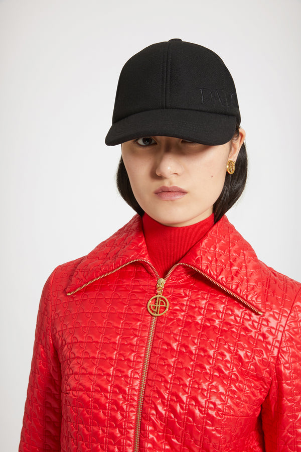 Patou - 친환경 퀼팅 나일론 소재의 롱 라인 지퍼 재킷 - Red Ski Slope - 패딩, 퀼팅 및 피티드 실루엣.레드 컬러의 친환경 나일론 소재 재킷. 시그니처 JP 퀼팅. 롱라인 실루엣. 와이드 칼라. 시그니처 JP 풀러가 있는 앞면과 커프스의 골드 톤 지퍼. 뒷면의 싱글 벤트. 어깨의 타이트한 핏.토널 가죽 벨트(별도 판매)와 함께 착용할 수 있습니다.