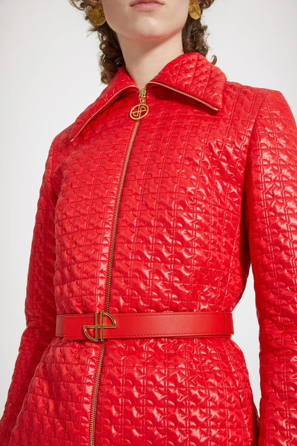 Patou - 친환경 퀼팅 나일론 소재의 롱 라인 지퍼 재킷 - Red Ski Slope - 패딩, 퀼팅 및 피티드 실루엣.레드 컬러의 친환경 나일론 소재 재킷. 시그니처 JP 퀼팅. 롱라인 실루엣. 와이드 칼라. 시그니처 JP 풀러가 있는 앞면과 커프스의 골드 톤 지퍼. 뒷면의 싱글 벤트. 어깨의 타이트한 핏.토널 가죽 벨트(별도 판매)와 함께 착용할 수 있습니다.