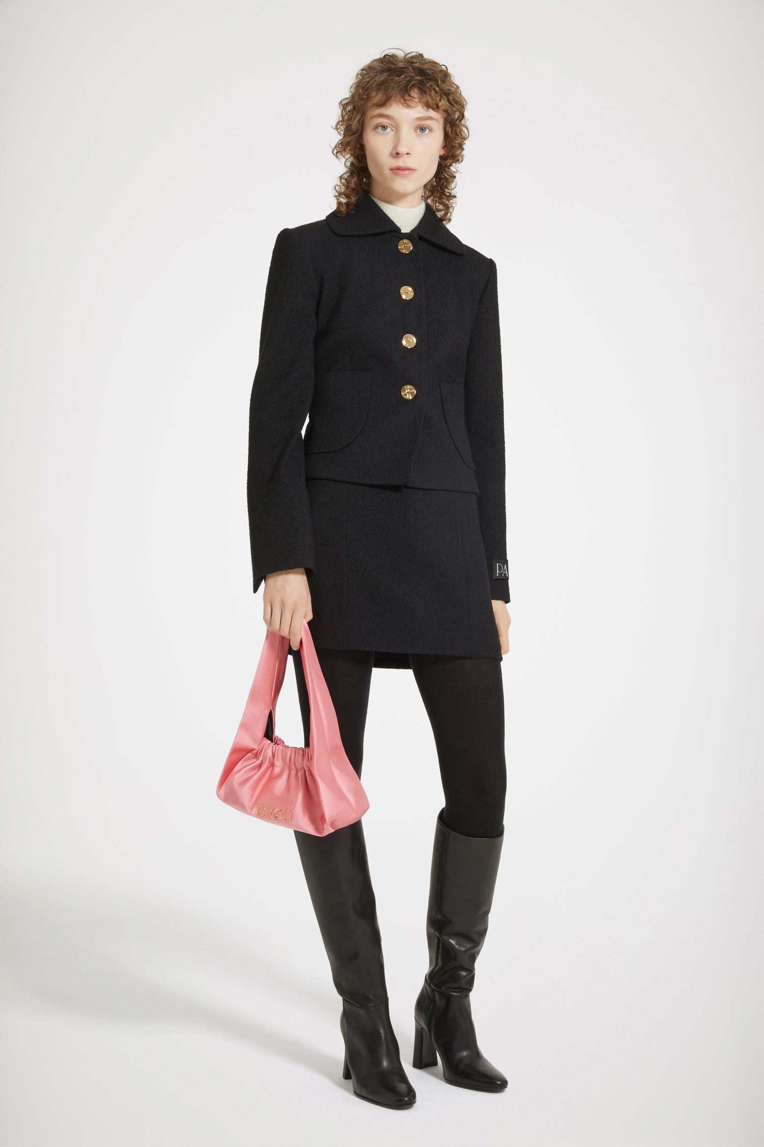 Patou - Giacca corta in tweed stretch - Black - 24 ore in tweed.Giacca in tweed di misto cotone stretch nero. Modello corto. Collo largo. Bottoni oro incisi JP in stile Art Déco. Tasche a toppa sul davanti. Polsini con bottoni nascosti. Etichetta Patou sulla manica sinistra. Spacco sul retro. Modello foderato.Taglio aderente in vita.