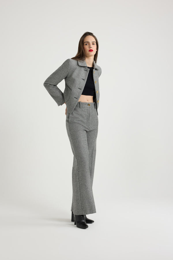 Patou - 텍스처드 울 소재의 쇼트 재킷 - Graphite - 24시간 언제라도 완벽한 테일러드 및 에포트리스 디자인의 재킷.그래파이트 그레이 울 재킷. 대각선으로 이어진 투톤 스트라이프 디테일의 텍스처드 테일러링 패브릭. 크롭 기장 실루엣. 와이드 칼라. 아르데코 스타일의 골드 톤 JP 인그레이빙 버튼. 앞면의 패치 포켓. 컨실 버튼 커프스. 파투 라벨이 장식된 슬리브. 뒷면의 싱글 벤트. 전체 안감 처리.허리의 타이트한 핏.