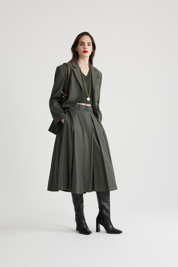 Patou - テクニカルウール リラックス ベルトジャケット - Khaki - カーキグリーンのテクニカル ウール ツイル ジャケット。リラックスフィット。ノッチラペル。JPの刻印入りボタン。取り外し可能なベルト、調整可能なバックル付き。フラップポケット。袖口にボタン付き。左袖にパトゥラベル。裏地付き。