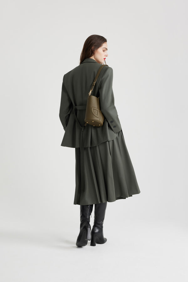 Patou - テクニカルウール リラックス ベルトジャケット - Khaki - カーキグリーンのテクニカル ウール ツイル ジャケット。リラックスフィット。ノッチラペル。JPの刻印入りボタン。取り外し可能なベルト、調整可能なバックル付き。フラップポケット。袖口にボタン付き。左袖にパトゥラベル。裏地付き。