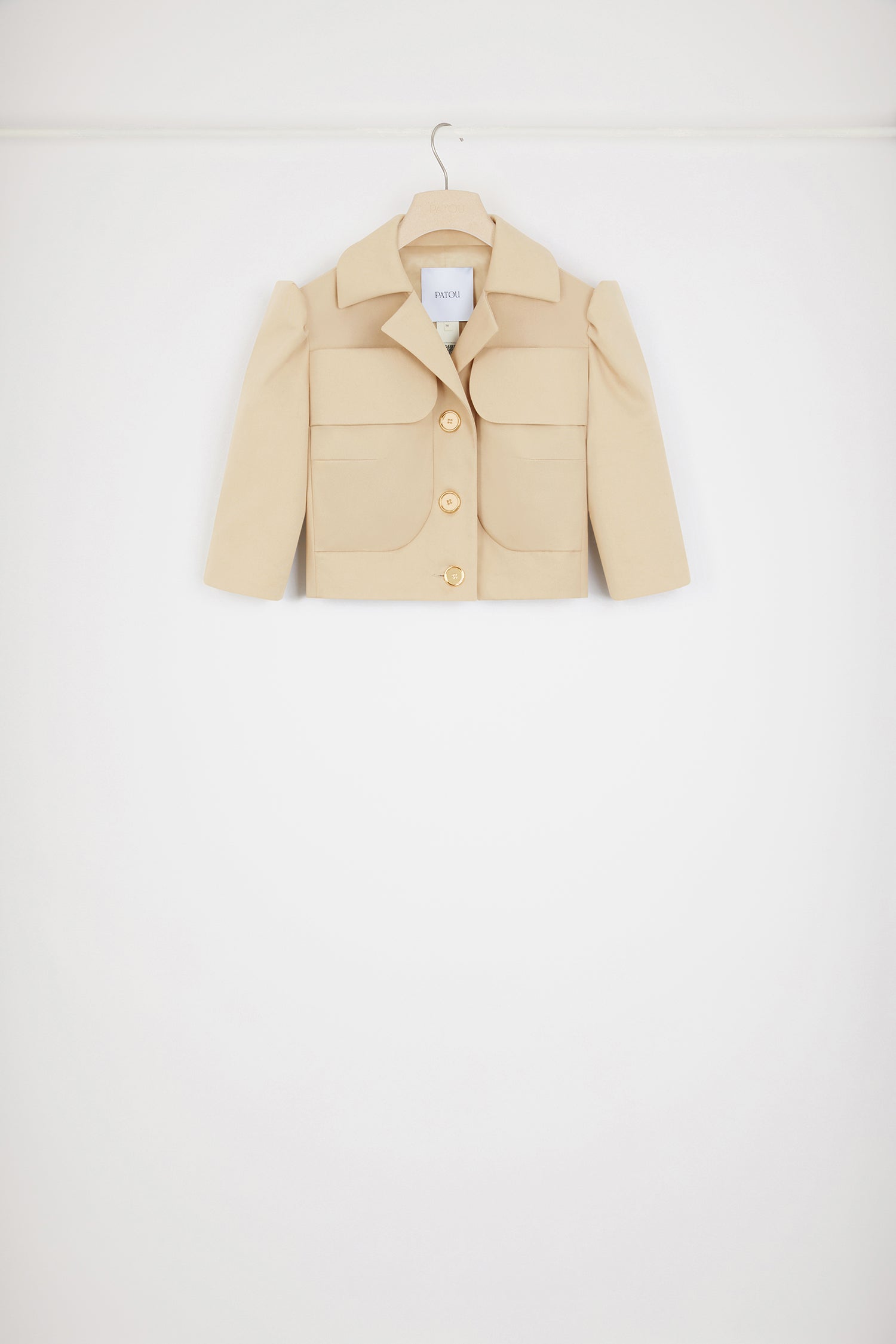 Patou - Giacca corta in gabardine di cotone - Beige - Le spalle definiscono la silhouette.Giacca in gabardine di cotone beige. Modello cropped. Taglio sartoriale. Rever classico. Spalle a sbuffo. Tasche con pattina al petto. Bottoni oro incisi Patou.Consigliamo di indossare questo modello corto e aderente con una canotta o un capo leggero.