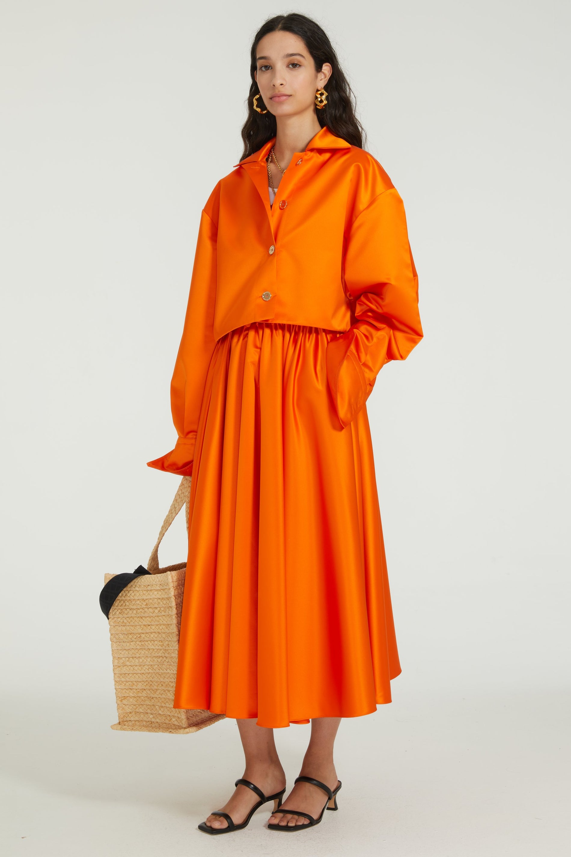 Patou - サテン クロップドジャケット - Bright Orange - 着心地が非常に軽やかな究極のミッドシーズンレイヤー。ブライトオレンジのポリエステル ダッチェス サテンジャケット。クロップド丈。シャツカラー。ゴールドトーンのPatouエングレーブ入りボタン。ドロップショルダー。バルーンスリーブ。袖口にボタン付き。オーバーサイズのクロップドスタイル。