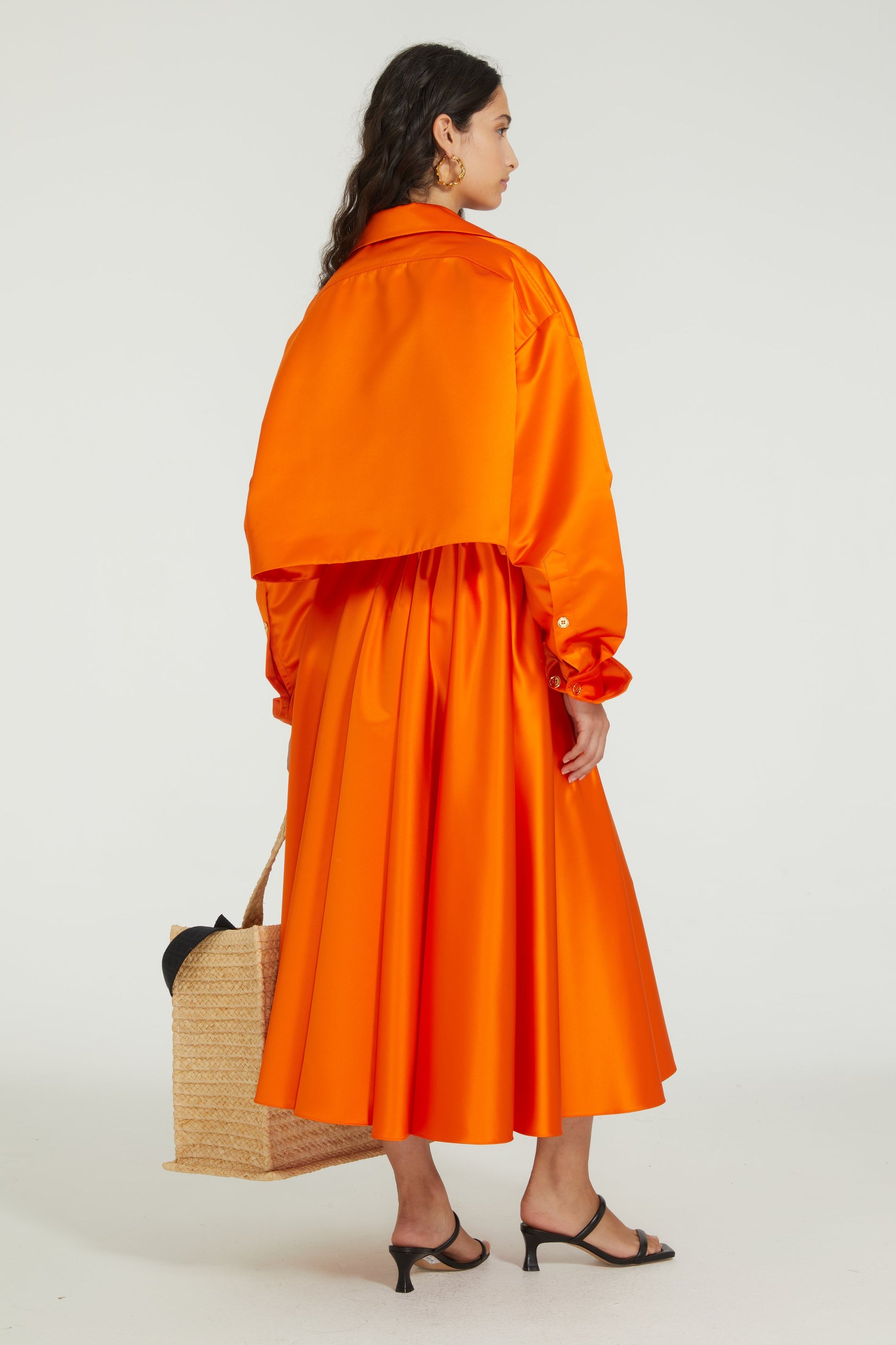 Patou - サテン クロップドジャケット - Bright Orange - 着心地が非常に軽やかな究極のミッドシーズンレイヤー。ブライトオレンジのポリエステル ダッチェス サテンジャケット。クロップド丈。シャツカラー。ゴールドトーンのPatouエングレーブ入りボタン。ドロップショルダー。バルーンスリーブ。袖口にボタン付き。オーバーサイズのクロップドスタイル。