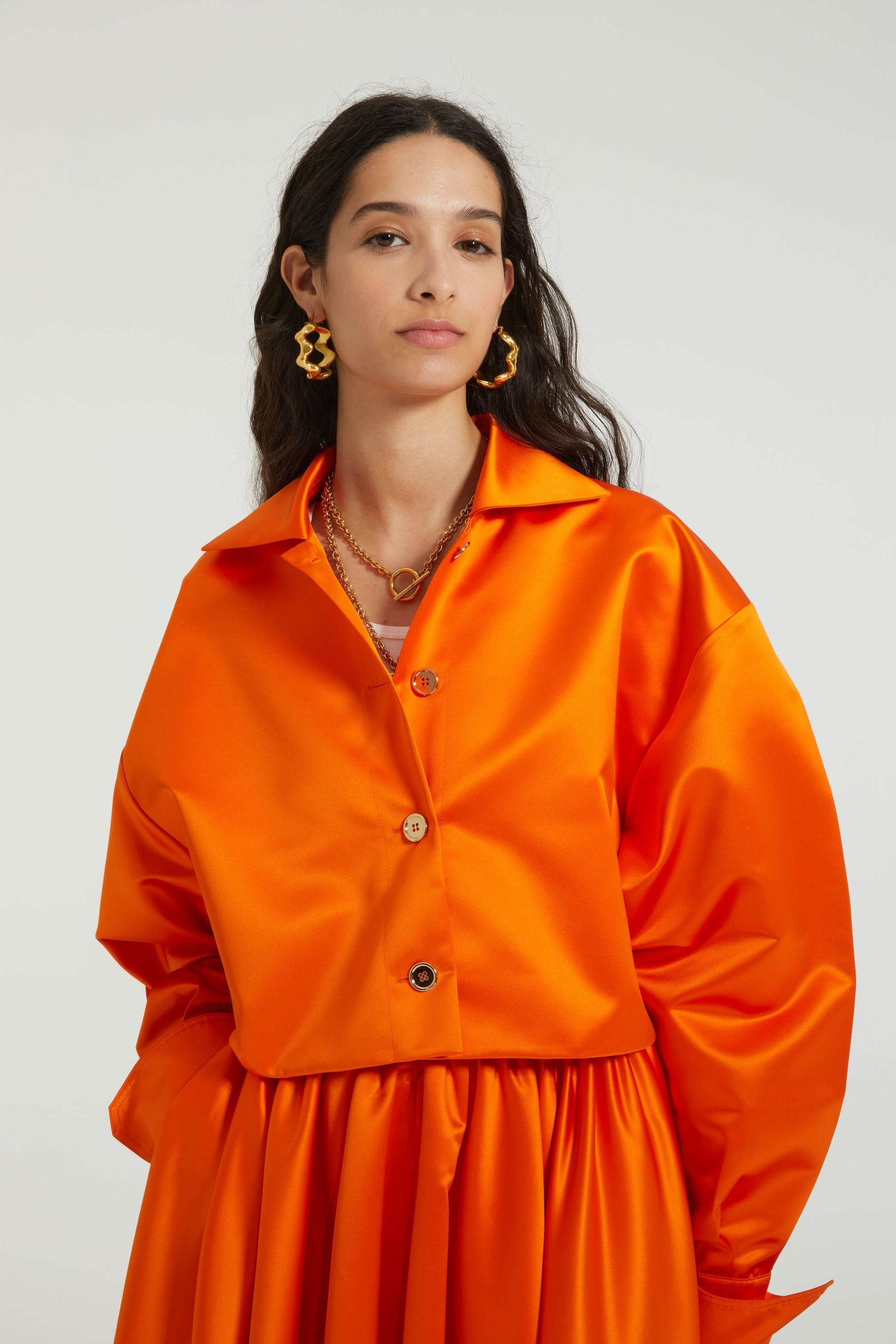 Patou - サテン クロップドジャケット - Bright Orange - 着心地が非常に軽やかな究極のミッドシーズンレイヤー。ブライトオレンジのポリエステル ダッチェス サテンジャケット。クロップド丈。シャツカラー。ゴールドトーンのPatouエングレーブ入りボタン。ドロップショルダー。バルーンスリーブ。袖口にボタン付き。オーバーサイズのクロップドスタイル。