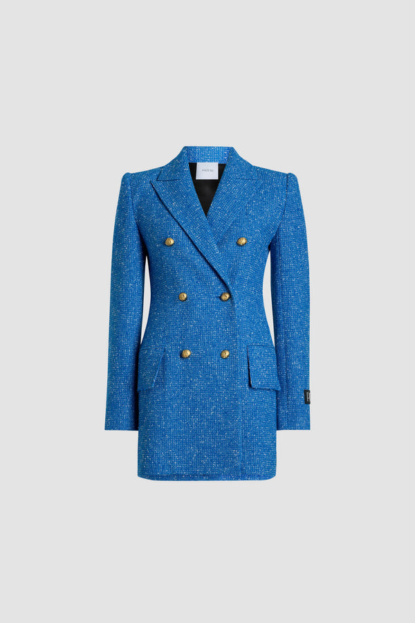 Patou - Giacca doppiopetto in tweed di lana ecosostenibile e cotone bio - Victoria Blue - Giacca in tweed di lana ecosostenibile e cotone bio blu Victoria. Silhouette lunga e aderente. Modello doppiopetto. Revers a lancia. Bottoni JP sferici oro. Tasche con pattina. Polsini abbottonati. Etichetta Patou sulla manica sinistra. Spacco sul retro. Modello foderato.Questo modello è aderente in vita con una lunghezza a metà coscia.
