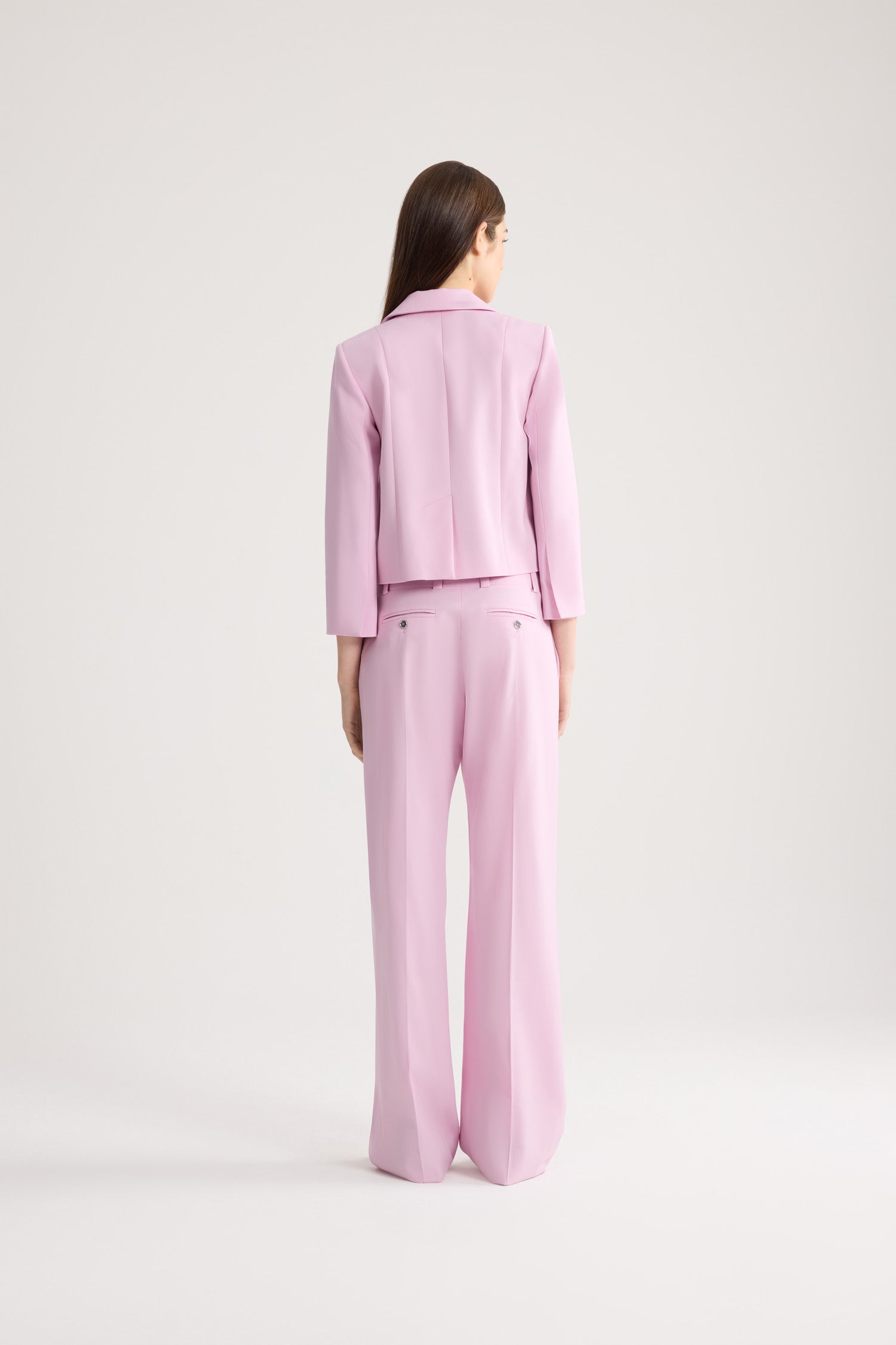 Patou - Kurze taillierte Jacke aus verantwortungsvoller Wollmischung - No Label Orchid Ice - Blassrosa kurze taillierte Jacke. Hemdkragen. Silberne Knöpfe. Taillierte Passform.